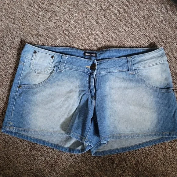 🖤 Jean Shorts - Picture 1 of 3